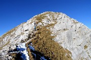 49 Risalendo su roccette in cresta di Cima Menna